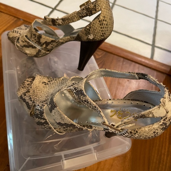 BCBG snake skin size 7B - Picture 2 of 8